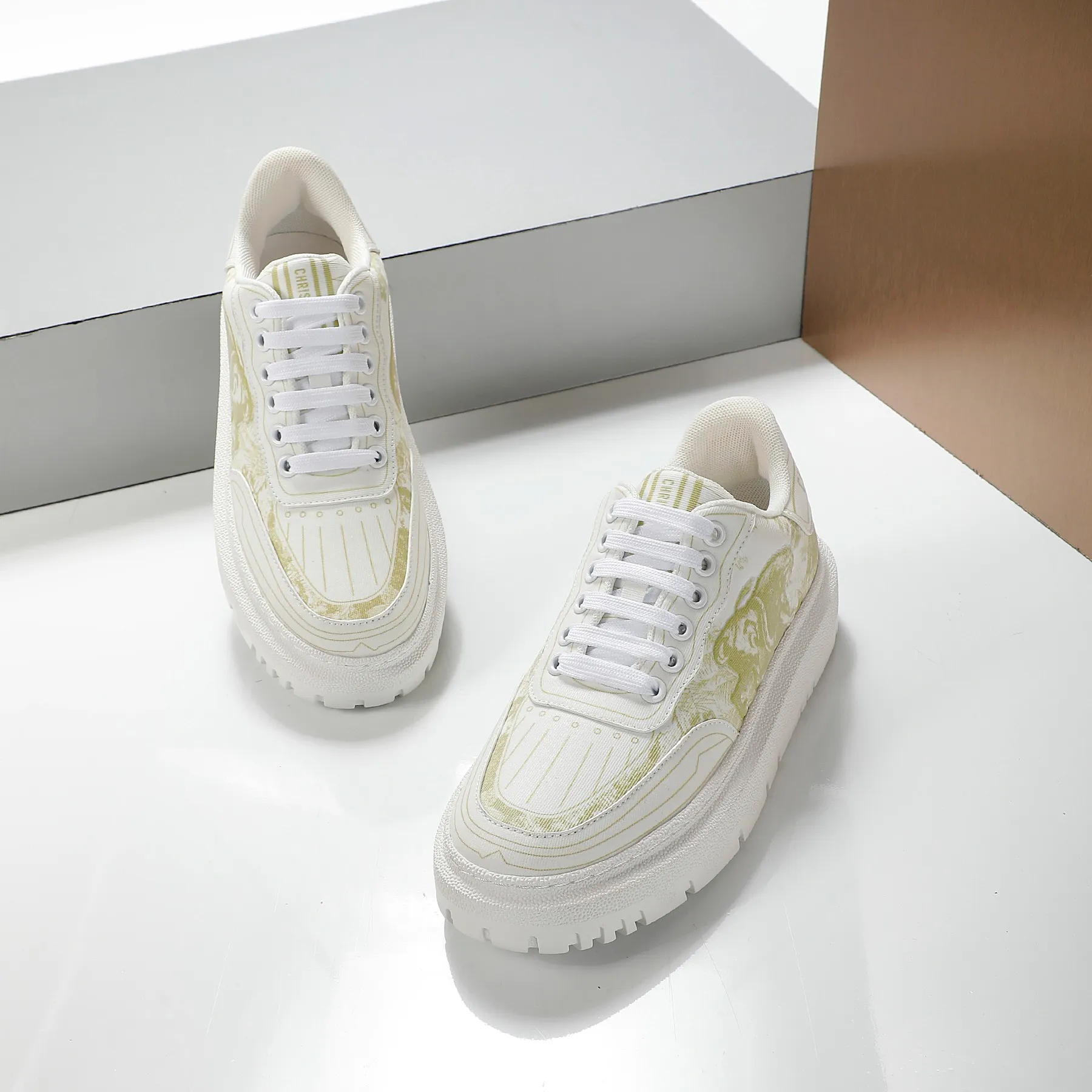 👟👟Ex-factory price 460👟👟 2021ssDior casual white shoes, the same style as the ready-to-wear series 1️⃣Original mold opening 2️⃣Original cowhide➕Breathable mesh lining 3️⃣TPU evacuation outsole 4️⃣Injected latex sheepskin feet 5️⃣Full package at the counter Code number 35-40 (41 can be customized)